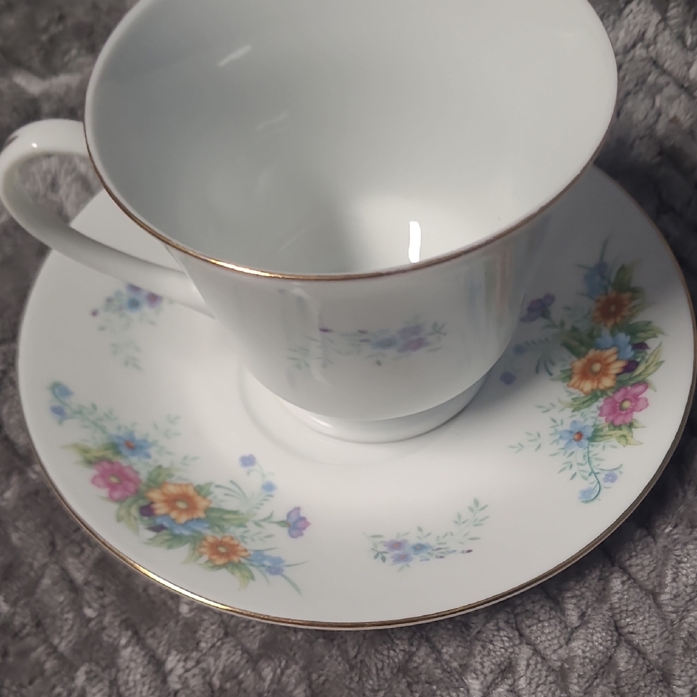 H10: Floral White Teacup and Saucer Set